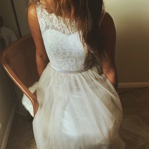 Nøt Favianna Light Grey Silver Laced Prom Dress